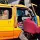 Transporte escolar que chocó contra una vivienda. Captura video: Monumental