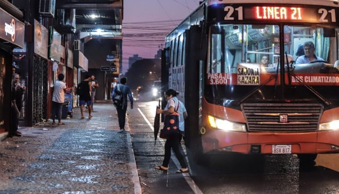 Transporte público en horario nocturno. Foto: IP