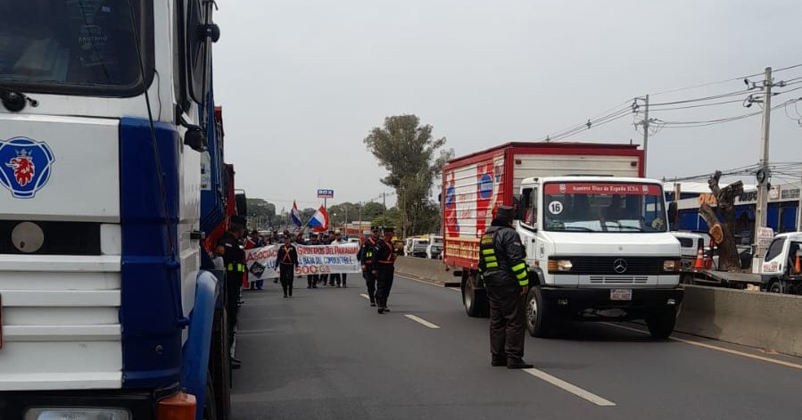 Distintos puntos del país se encuentran bloqueados desde ayer. Foto: Patrulla Caminera