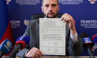 El presidente de la Comisión Electoral Central, Vladimir Vysotsky, muestra una papeleta para el seudoreferéndum en Donetsk. Foto: DW