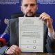 El presidente de la Comisión Electoral Central, Vladimir Vysotsky, muestra una papeleta para el seudoreferéndum en Donetsk. Foto: DW
