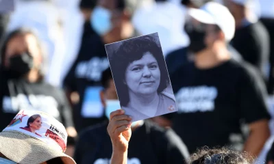 Fotografía de Berta Cáceres, lideresa indígena y ambientalista asesinada en Honduras en 2016.