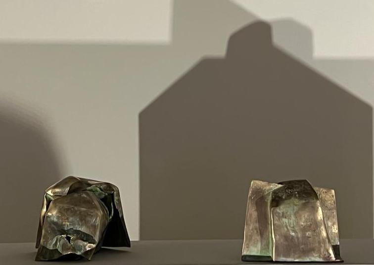Adriana González Brun, Casa-Sombra, 2022. Bronce a la cera perdida. Detalle de instalación © Karina Yaluk