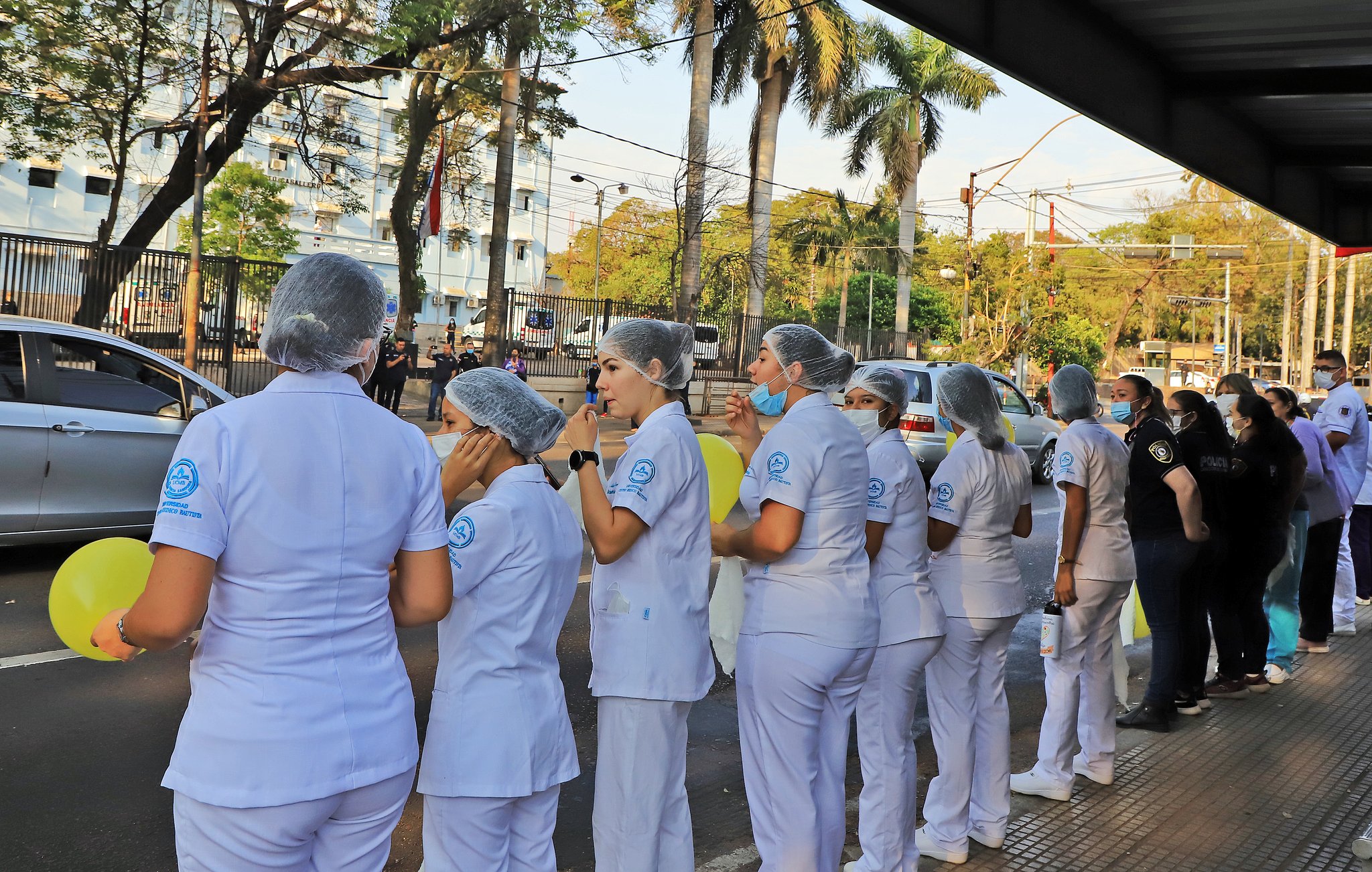 Personales de blanco formaron filas con globos amarillos para saludar al sacerdote. (Foto Silvana Abdo)