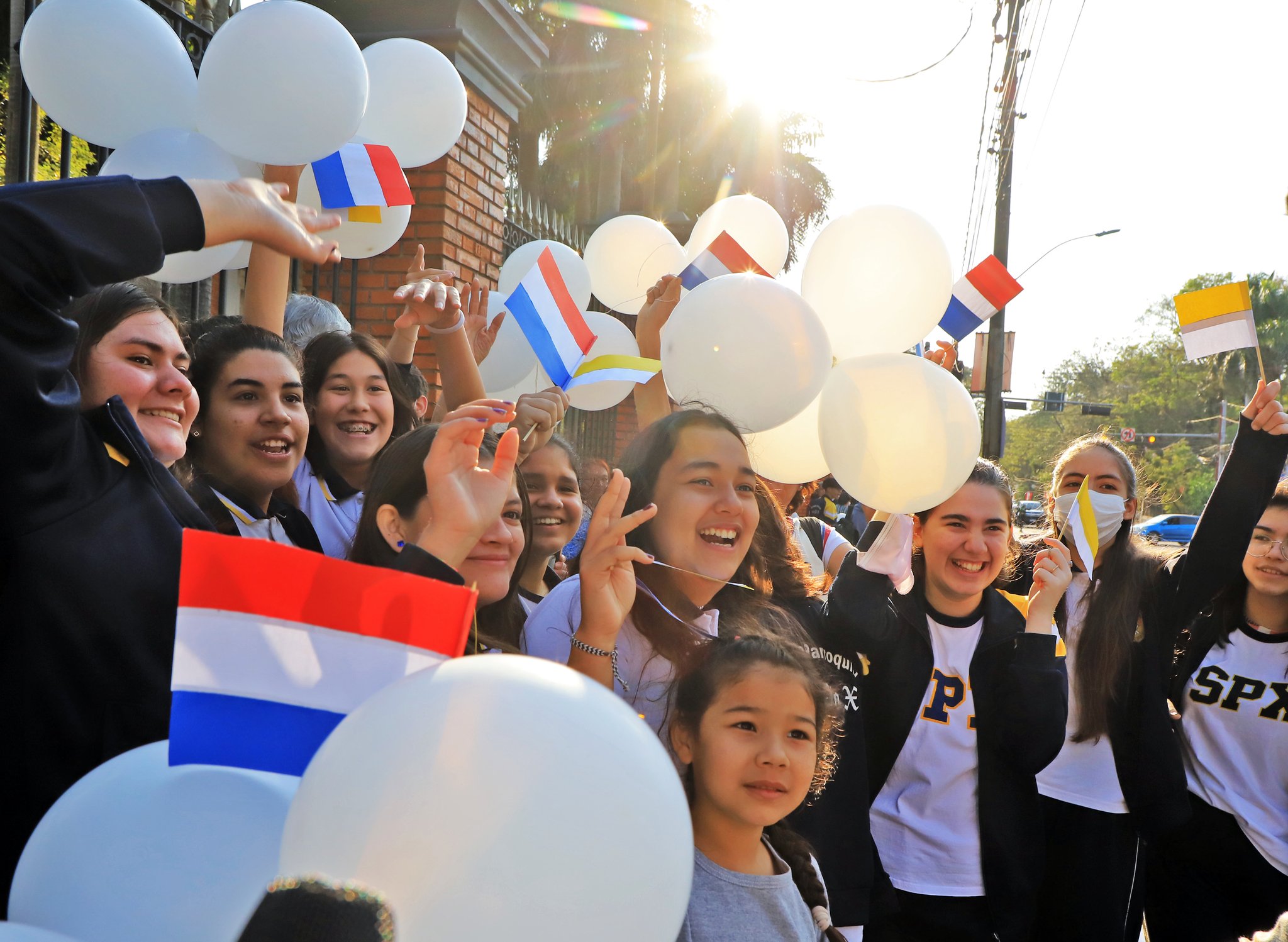 Estudiantes no dejaron pasar el evento y también quisieron saludar a su eminencia. (Foto Silvana Abdo).