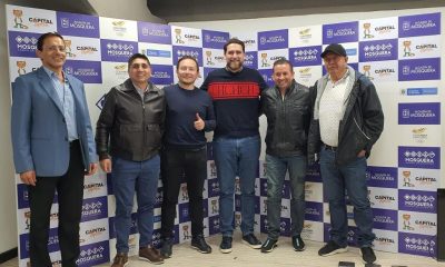 pigrafe foto: El representante de la Asociación Mundial de Fútbol de Salón Juan Gamarra (Remera con franja roja), posa tras finalizar una de las reuniones. GENTILEZA.