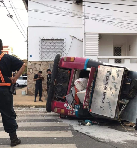 La combi en la que iba la familia argentina. Gentileza