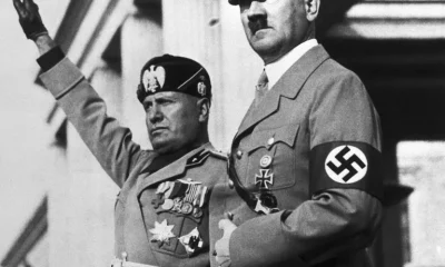 Benito Mussolini (aquí junto a Adolf Hitler) de joven abrazó la izquierda más virulenta, pero al estallar la Primera Guerra Mundial y servir en las trincheras, un golpe de timón lo impulsó a cruzar de vereda y nació el verdadero Mussolini. El monstruo, el tirano, el asesino. Foto: Infobae