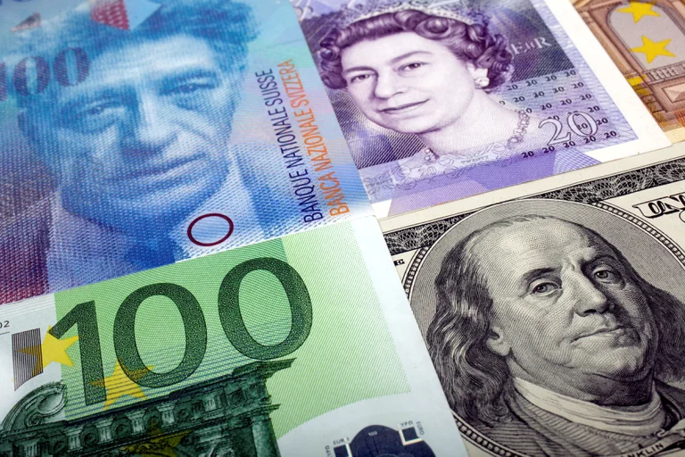 Billetes del dólar, libra esterlina, euro y franco suizo. Foto: Infobae.