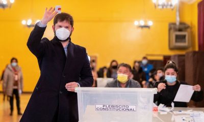 El presidente de Chile, Gabriel Boric, vota este domingo. Foto: El País