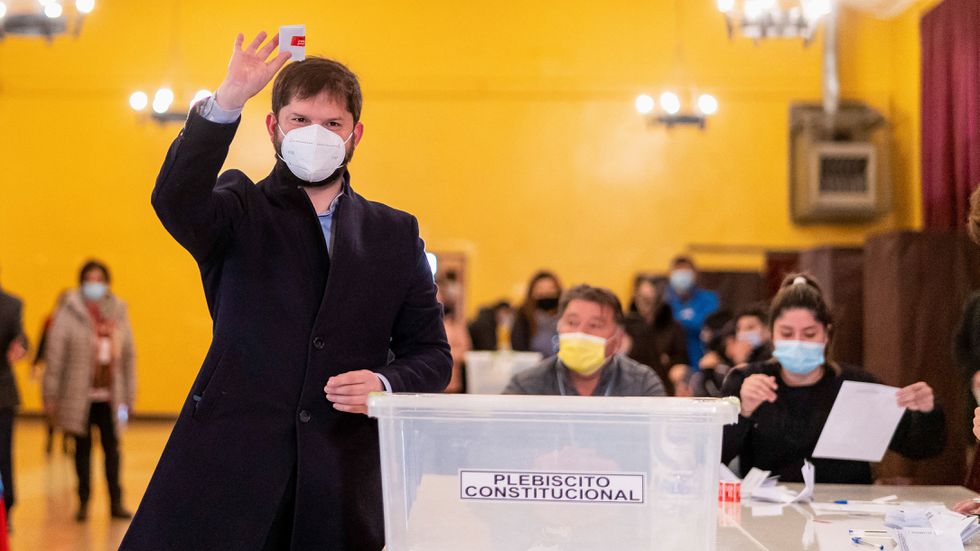 El presidente de Chile, Gabriel Boric, vota este domingo. Foto: El País