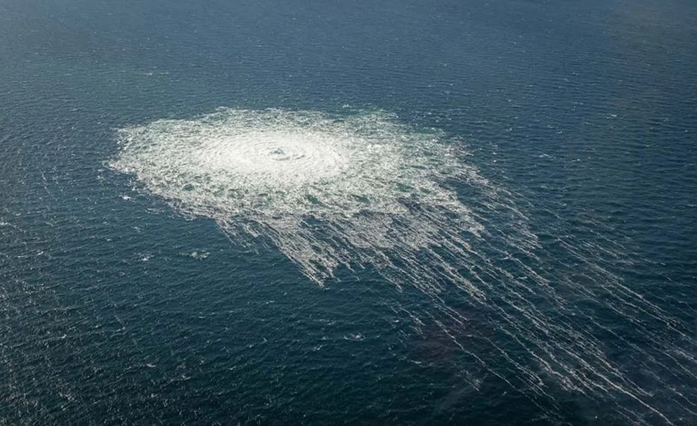 Burbujas producidas por una fuga en el gasoducto Nord Stream 2 en el már Báltico, cerca de Bornholm, Dinamarca Mando de la Defensa de Dinamarca. Foto: Infobae