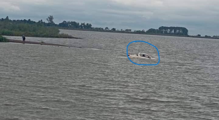 La camioneta se hundió completamente en el río Paraná. Gentileza