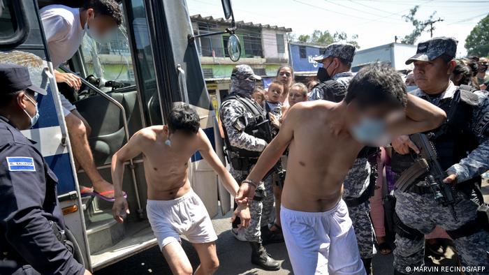 Captura bajo el régimen de excepción de presuntos miembros de una banda criminal en el San Salvador. Foto: DW.