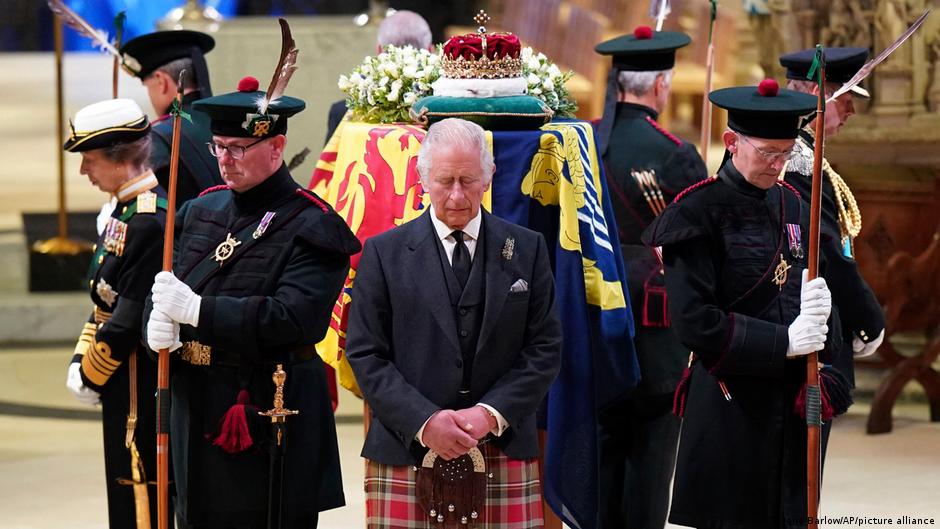 Carlos III junto al féretro de su madre, la Reina Isabel II. Foto: DW.