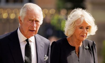 Carlos III y la reina consorte, Camila, llegaban el martes al castillo de Hillsborough, en Belfast. Foto: El País.