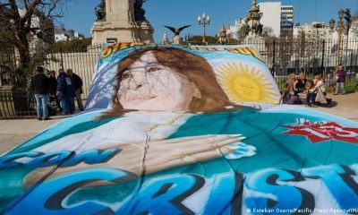 "Con Cristina", reza la manta gigante con la imagen de la vicepresidenta. Foto: DW