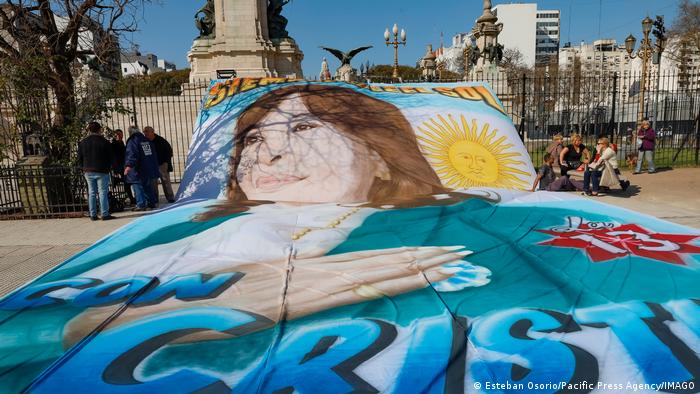 "Con Cristina", reza la manta gigante con la imagen de la vicepresidenta. Foto: DW