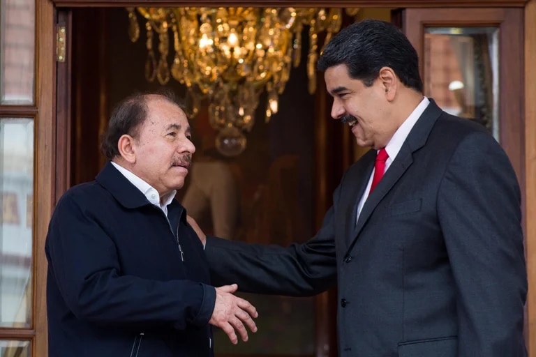 Daniel Ortega junto a Nicolás Maduro. Foto: Infobae.