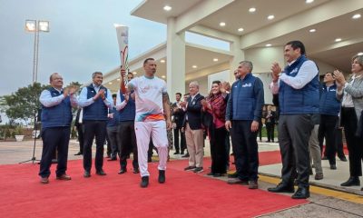 Diego Barreto, medalla de plata con la selección paraguaya de fútbol en los Juegos Olímpicos de Atenas 2004, recibió la antorcha en el espigón presidencial. Foto: Comité Olímpico Paraguayo.