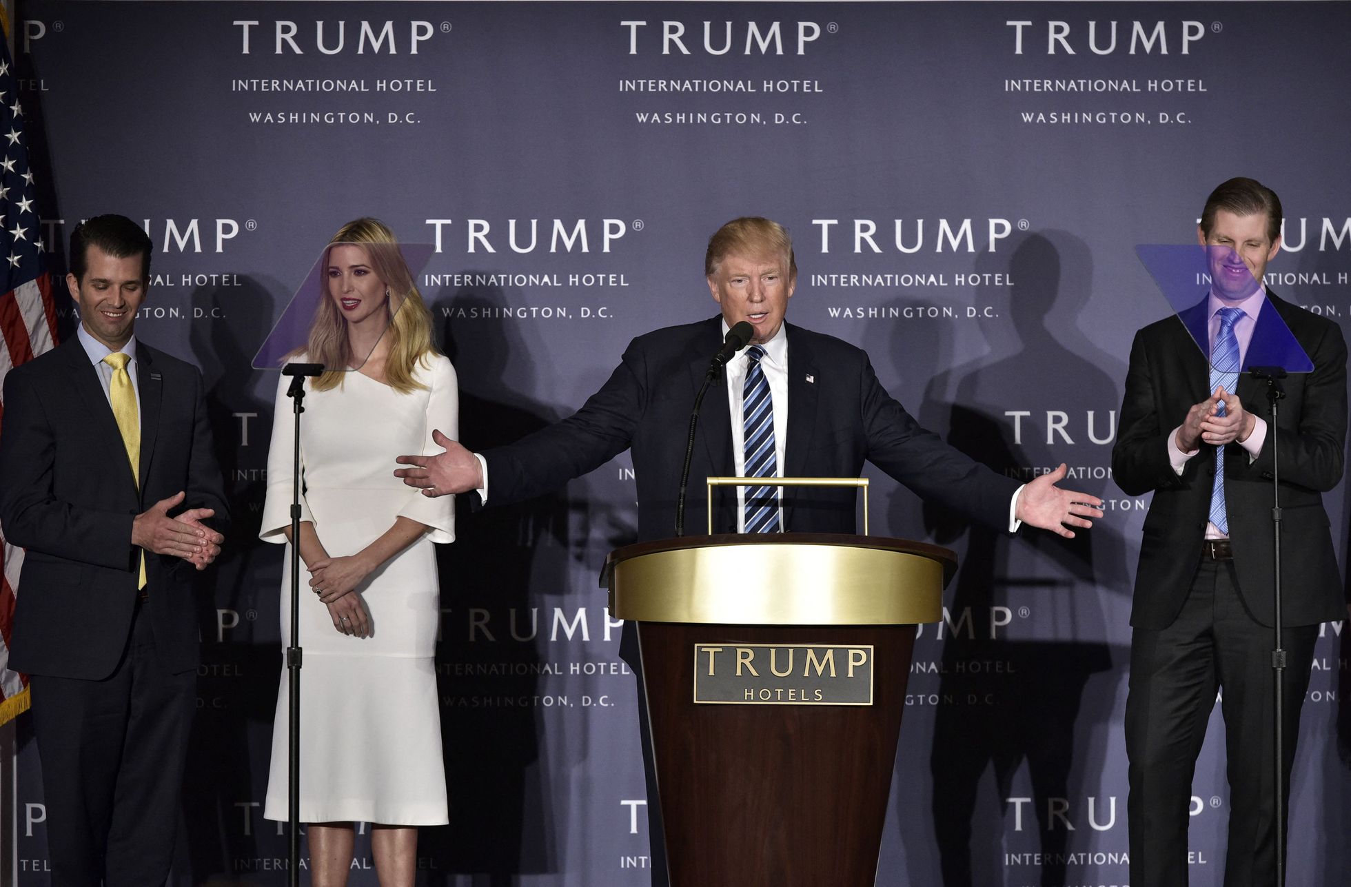 Donald Trump y sus tres hijos (desde la izquierda, Donald Jr., Ivanka y Eric), en una imagen de octubre de 2016. Foto: El País