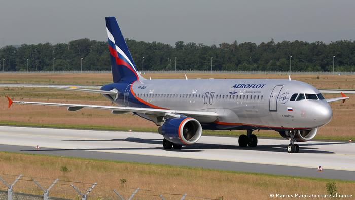 El anuncio de Vladimir Putin de una movilización parcial para reforzar sus tropas en Ucrania provocó una estampida en los sitios web de las compañías aéreas para intentar salir de Rusia lo antes posible. Avión de Aeroflot, línea aérea rusa. La movilización afectó inicialmente a 300.000 reservistas pero, según el ministerio de Defensa, un total de 25 millones de rusos son movilizables para unirse a las filas del Ejército en el este y el sur de Ucrania. Según la herramienta estadística Google Trends, que permite conocer la frecuencia con la que se escribe una palabra en Google, las búsquedas en Rusia con los términos "billetes" y "avión" se han más que duplicado desde las 06H00 GMT de este miércoles (21.09.2022), al comienzo del discurso televisivo grabado por Vladimir Putin. La región de Belgorod, que limita con el noreste de Ucrania y que desde finales de febrero se vio afectada en varias ocasiones por ataques ucranianos, ocupa el primer lugar en la lista de lugares en los que se han llevado a cabo esas búsquedas por internet. Los billetes para vuelos directos a los destinos más cercanos (Armenia, Georgia, Azerbaiyán o Kazajstán) están agotados para hoy miércoles, según el sitio Aviasales, muy popular en Rusia. En dirección a Estambul, con Turkish Airlines, una de las principales rutas de salida del país en avión desde las sanciones occidentales y el cierre del espacio aéreo europeo, "todos los vuelos están completos" hasta el sábado. En AirSerbia, para llegar a Belgrado, el próximo vuelo con plazas disponibles es para el lunes 26. Además, se dispararon los precios de los boletos de avión nacionales hacia ciudades cercanas a las fronteras, como lo demuestran los billetes que se ofrecen de Moscú a Vladikavkaz (sur) por más de 750 dólares, en comparación con apenas 70 dólares normalmente. Al comienzo de la ofensiva rusa en Ucrania, se produjo un primer éxodo de rusos que se oponían al asalto o temían la movilización. Foto: DW