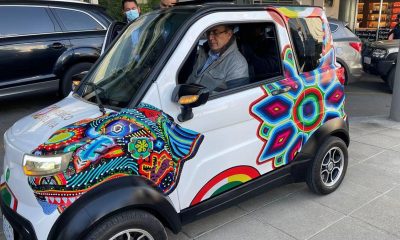 El canciller mexicano Marcelo Ebrard dentro de un vehículo eléctrico de la marca boliviana Quantum, en su visita oficial al país sudamericano del mes pasado. Foto: El País
