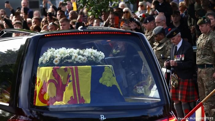 El féretro con el cuerpo de Isabel II avanza por las calles escocesas. Foto: DW