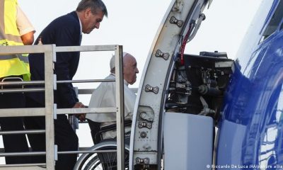 El papa Francisco aborda la aeronave que le lleva a Nursultán. Foto: DW