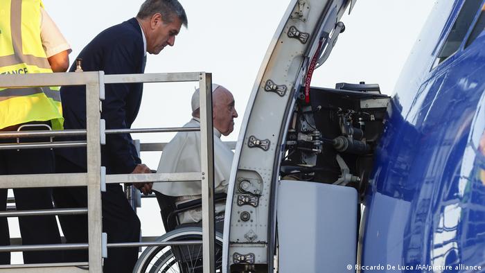 El papa Francisco aborda la aeronave que le lleva a Nursultán. Foto: DW