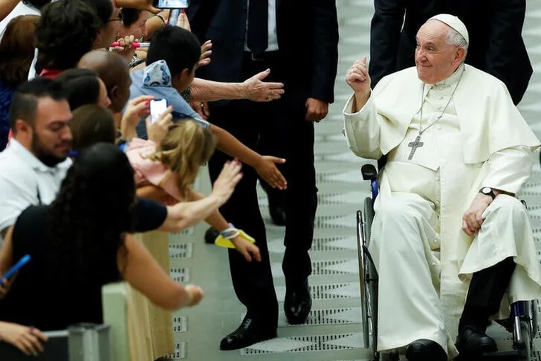 El papa Francisco tras una audiencia general. Foto: Infobae.