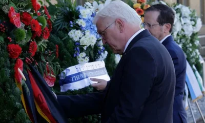 El presidente alemán, Frank-Walter Steinmeier, y el presidente israelí, Isaac Herzog, ajustan una ofrenda floral durante una ceremonia en conmemoración. Foto: Infobae.