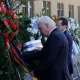 El presidente alemán, Frank-Walter Steinmeier, y el presidente israelí, Isaac Herzog, ajustan una ofrenda floral durante una ceremonia en conmemoración. Foto: Infobae.