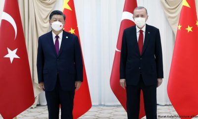 El presidente chino Xi Jinping (izquierda en la imagen) y su homólogo turco Recep Tayyip Erdogan en la cumbre en Uzbekistán. Foto: DW.