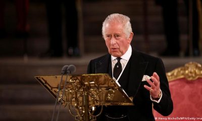 El rey Carlos III de Inglaterra se dirige por primera vez al Parlamento británico como nuevo rey. Foto: DW