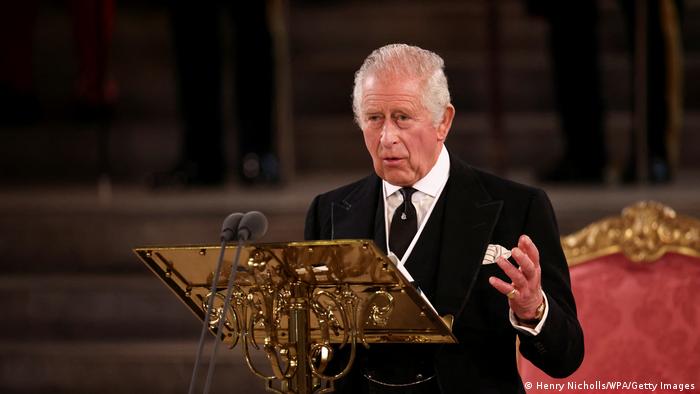 El rey Carlos III de Inglaterra se dirige por primera vez al Parlamento británico como nuevo rey. Foto: DW. Archivo.