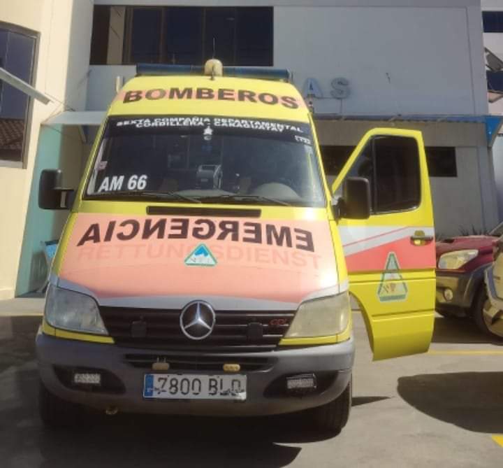Ambulancia donde se trasladaba al herido. Foto: @bomberos132tv