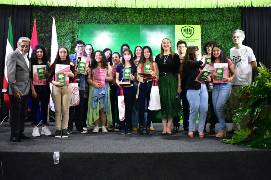 Ganadores del concurso de cuentos de la Libroferia Encarnación 2022. Cortesía