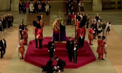 Guardia se desplomó custodiando el ataud de la Reina Isabel II. Foto: Infobae.