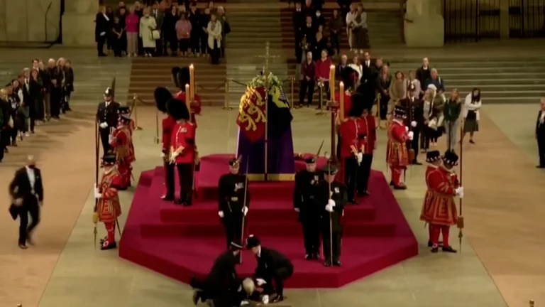 Guardia se desplomó custodiando el ataud de la Reina Isabel II. Foto: Infobae.