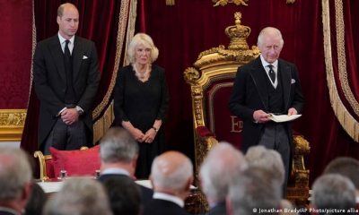 Guillermo, Camilla Parker y Carlos III durante la ceremonia de proclamación del nuevo rey. Carlos III, durante su proclamación oficial. Foto: DW