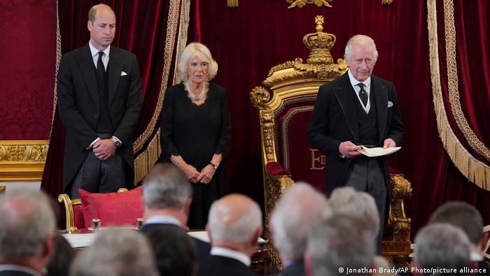 Guillermo, Camilla Parker y Carlos III durante la ceremonia de proclamación del nuevo rey. Carlos III, durante su proclamación oficial. Foto: DW