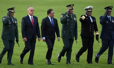 Gustavo Petro con autoridades militares. Foto: BBC Mundo.