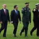 Gustavo Petro con autoridades militares. Foto: BBC Mundo.