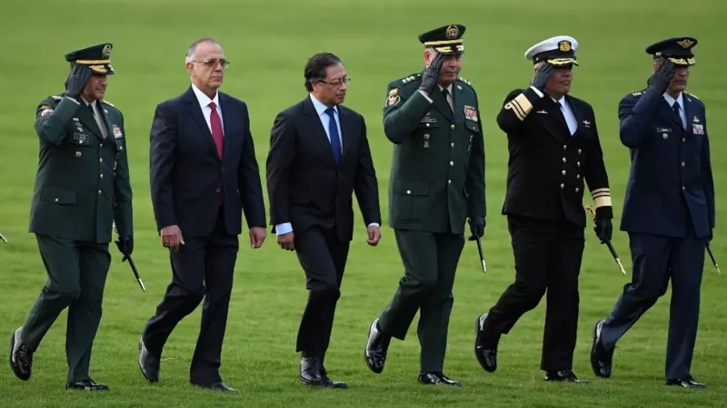 Gustavo Petro con autoridades militares. Foto: BBC Mundo.