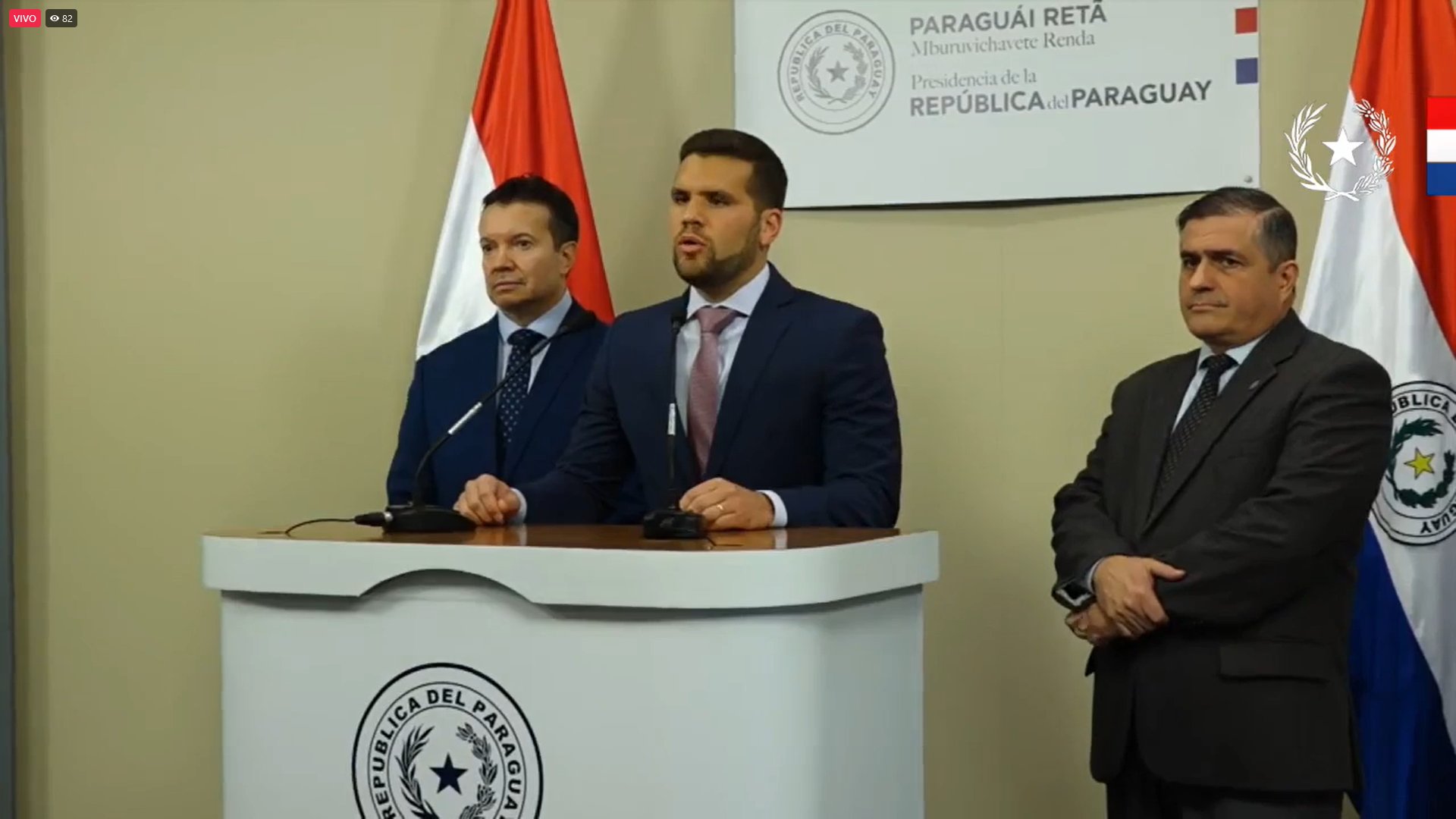 En conferencia de prensa, Hernán Huttemann junto a los ministros, anunciando los cambios. (Foto Gentileza).