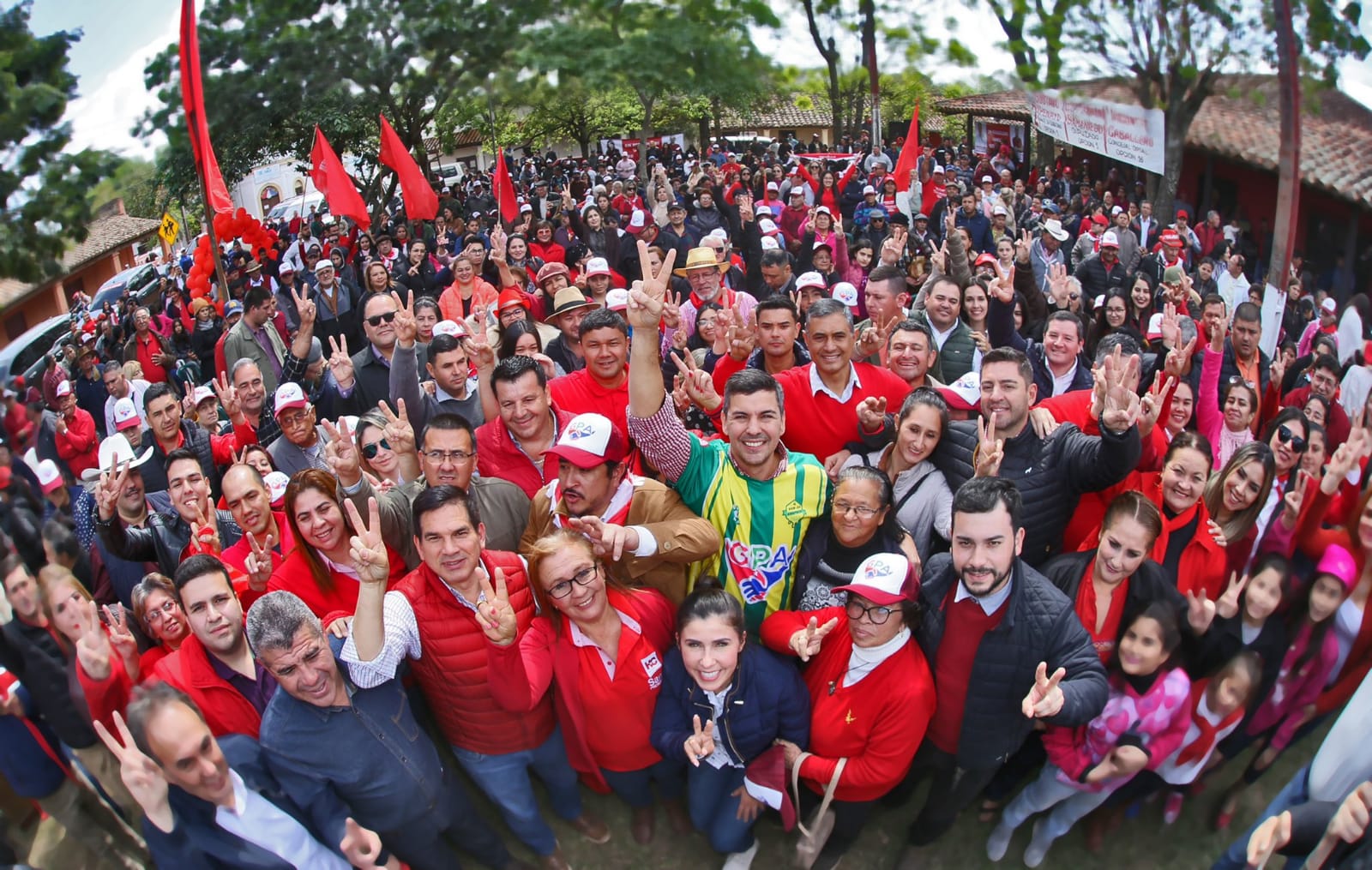 Cartistas festejando el aniversario, por su lado. (Foto @cardenasmolinas).