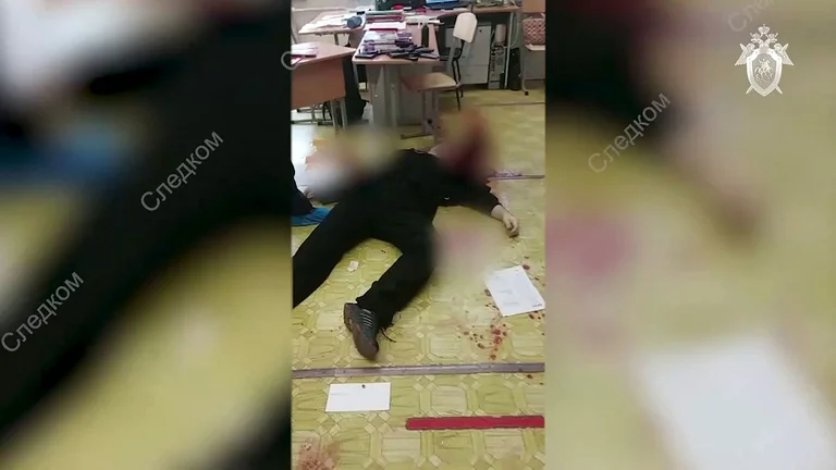 Esta captura de pantalla muestra el cuerpo del atacante abatido en la escuela 88 en Izhevsk. Foto: Infobae