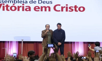 Jair Bolsonaro con el pastor evangélico Silas Malafaia durante un culto en la iglesia evangélica Assembleia de Deus Vitória em Cristo, en Río de Janeiro. Foto: Infobae