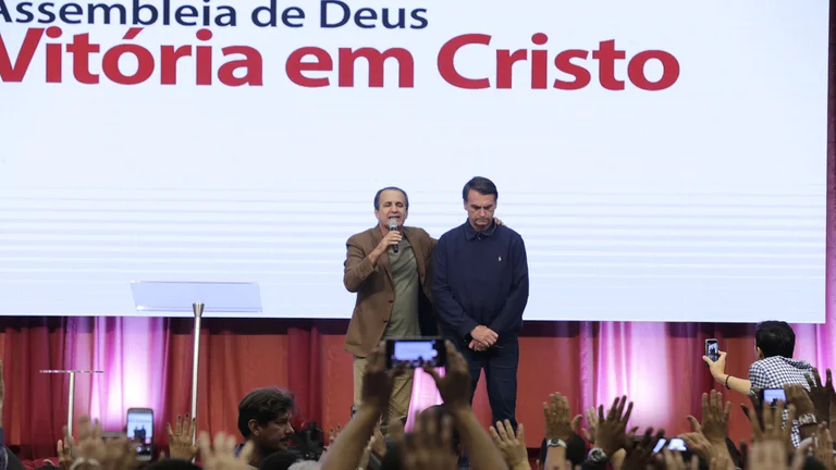 Jair Bolsonaro con el pastor evangélico Silas Malafaia durante un culto en la iglesia evangélica Assembleia de Deus Vitória em Cristo, en Río de Janeiro. Foto: Infobae